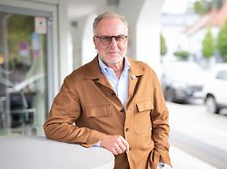 archiv 11 09 2025 bayern muenchen karl heinz rummenigge posiert vor einem interview fuer den fotografen