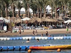 archiv 13 11 2022 aegypten scharm el scheich menschen baden an der naama bucht in scharm el scheich