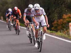 archiv 22 03 2025 italien sanremo radsport uci worldtour mailand sanremo 289 00 km maenner tadej pogacar fuehrt vor mathieu van der poel