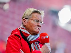 archiv 24 10 2021 nordrhein westfalen koeln fussball bundesliga 1 fc koeln bayer leverkusen 9 spieltag rheinenergiestadion koelns stadionsprecher michael trippel zu dpa pfui