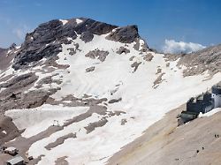 archiv 25 07 2024 bayern grainau schnee liegt auf dem gletscherrest des noerdlichen schneeferners auf dem zugspitzplatt der noerdliche schneeferner ist der zweitgroesste deutsche gletscher