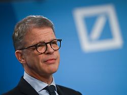 archiv 29 01 2026 hessen frankfurt m christian sewing vorsitzender des vorstands der deutschen bank spricht in der zentrale der deutschen bank waehrend der jahrespressekonferenz