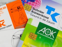 archiv illustration karten von gesetzlichen krankenkassen liegen in berlin auf einem tisch