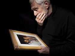 aelterer trauernder maennchen erinnert sich an einen verstorbenen geliebten menschen