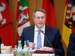 alexander schweitzer spd ministerpraesident von rheinland pfalz und amtierender mpk vorsitzender spricht zu beginn der konferenz der regierungschefinnen und regierungschefs der laender mpk im bundesrat