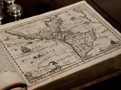 altes buch mit einer verzerrten landkarte von amerika