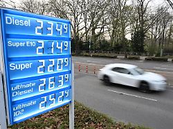 an auto faehrt am morgen an der preisanzeige einer tankstelle vorbei wegen des iran krieges waren die kraftstoffpreise in den vergangenen wochen stark gestiegen