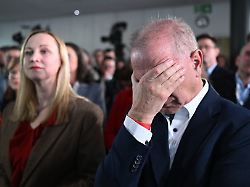 anhaenger der spd reagieren bei der prognose zum ergebnis der landtagswahl in rheinland pfalz am sonntag wurde in rheinland pfalz ein neuer landtag gewaehlt