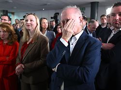 anhaenger der spd warten auf die prognose zum ergebnis der landtagswahl in rheinland pfalz am sonntag wird in rheinland pfalz ein neuer landtag gewaehlt