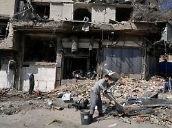 arbeiter entfernen truemmer von einem gebaeude gegenueber einer polizeieinrichtung die waehrend der amerikanisch israelischen militaeraktion getroffen wurde