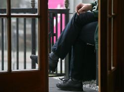 auf dem balkon rauchen fuehlen sich nachbarn davon zurecht gestoert koennen dem raucher zum beispiel zeitliche grenzen gesteckt werden