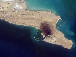 auf diesem satellitenfoto von planet labs pbc steigt rauch ueber dem konarak naval basin marinestuetzpunkt der iranischen marine im iran auf