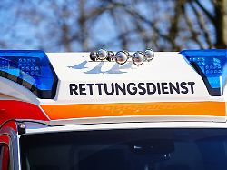 aufschrift rettungsdienst auf rettungswagen mit blaulicht symbolfoto blaulicht 05 03