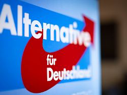 aufsteller mit dem schriftzug alternative fuer deutschland und dem logo der afd