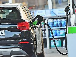 auto beim tanken an einer heidelberger tankstelle der preisanstieg in der ersten oktoberhaelfte 2021 ist deutlich