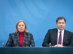 baerbel bas und lars klingbeil bei einer pressekonferenz press conference nach der sitzung des koalitionsausschusses von union und spd im kanzleramt berlin 28 01