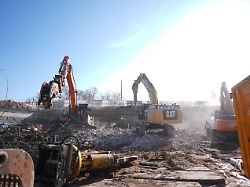 bagger reissen auf der baustelle die berlinertordammbruecke ab die abbrucharbeiten der berlinertordammbruecke haben begonnen