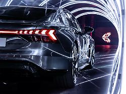 beim audi e tron gt gibt es keine auspuffanlage dennoch werfen akustikmodule im heck einen sportlicher klangteppich auf den asphalt