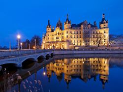 beleuchtetes schweriner schloss mit der schlossbruecke zur schlossinsel am abend schwerin mecklenburg vorpommern deutschland europa