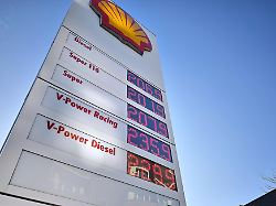 berlin deutschland preistafel an einer tankstelle von shell in berlin