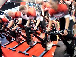 besucher trainieren am 06 04 2017 bei der fitnessmesse fibo in koeln am stand von keiser ihre ausdauer beim spinning