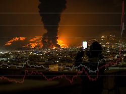 bild kollage am stadtrand von teheran gehen nach einem luftangriff in der nacht auf den 7 maerz oeltanks in flammen auf