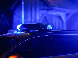 blaulicht auf polizeiauto symbolfoto blaulicht 01 03 1