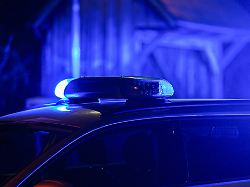 blaulicht auf polizeiauto symbolfoto blaulicht 01 03