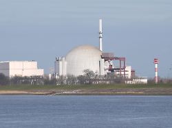 blick auf das kernkraftwerk brokdorf an der elbe