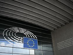 blick auf das logo des eu parlaments in bruessel das parlament stimmt in der aktuellen sitzung ueber die aufnahme von verhandlungen zum neuen rueckfuehrungsgesetz ab