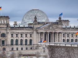 blick auf das reichstagsgebaeude mit dem deutschen bundestag vom balkon des bundeskanzleramts im maerz 2026