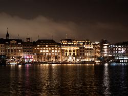 blick auf die binnenalster die polizei hat am abend einen im wasser schwimmenden wolf eingefangen der zuvor eine frau gebissen und verletzt hat