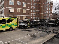 blick auf die ausgebrannten ueberreste der hatzola krankenwagen beim jewish community ambulance service nach einem brandanschlag auf vier krankenwagen am montag 1