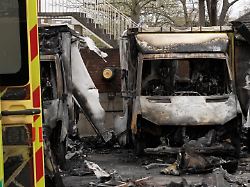 blick auf die ausgebrannten ueberreste der hatzola krankenwagen beim jewish community ambulance service nach einem brandanschlag auf vier krankenwagen am montag