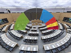 blick in den plenarsaal im stuttgarter landtag bild kollage welches parteienbuendnis wird in baden wuerttemberg kuenftig die regierungsverantwortung uebernehmen