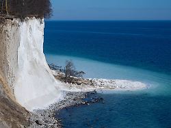 blick ueber den strand der steilkueste des nationalparks jasmund zum kreideklippenabbruch auf der insel ruegen im nationalpark jasmund auf der insel ruegen gab es erneut mehrere kuestenabbrueche