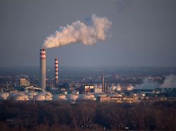 blick von einer plattform des aussichtsturms ufo der bruecke des slowakischen nationalaufstandes auf eine erdoelraffinerie der slovnaft