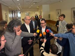 brandenburgs ministerpraesident dietmar woidke spd hinten links und brandenburgs cdu landeschef jan redmann hinten rechts aeussern sich zum stand der koalitionsverhandlungen ihrer parteien