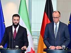 bundeskanzler friedrich merz cdu r und ahmed al scharaa praesident der syrischen uebergangsregierung waehrend einer pressekonferenz im bundeskanzleramt 1
