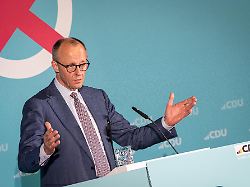 bundeskanzler friedrich merz waehrend seiner rede zum abschluss des wahlkampfs