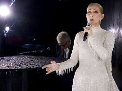 celine dion feiert nach krankheitsbedingter pause bei der olympia eroeffnungsfeier ihr comeback