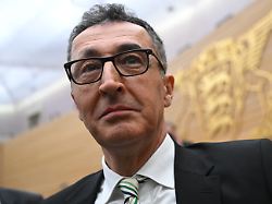 cem oezdemir buendnis 90 die gruenen spitzenkandidat landtagswahl baden wuerttemberg steht nach der wahl im plenarsaal des landtags am 8 maerz fand in baden wuerttemberg die landtagswahl statt 1