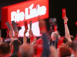 chemnitz sachsen deutschland linken parteitag delegierte heben ihre stimmkarten