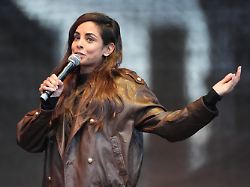 collien fernandes schauspielerin und moderatorin spricht auf der buehne auf dem rathausmarkt waehrend der demonstration gegen sexualisierte gewalt gegen frauen