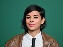 collien ulmen fernandes moderatorin und schauspielerin steht waehrend eines photocalls zur premiere der zweiten staffel intimate im zoo palast