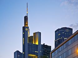 commerzbank tower am abend frankfurt am main hessen deutschland