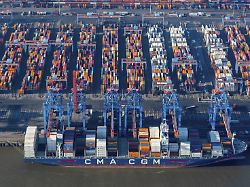 containerschiffe an der cta container terminal altenwerder container containerschiff export frachtschiff hafen logistik wirtschaft elbe luftbild eurokai eurogate cma cga hamburg deutschland