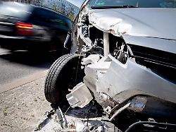 da hat s gekracht probleme kann es auch mit der versicherung geben wenn man sich nach dem unfall vom ort des geschehens entfernt