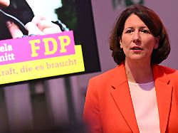 daniela schmitt fdp spitzenkandidatin und ministerin fuer wirtschaft verkehr landwirtschaft und weinbau steht vor einem wahlkampfmotiv