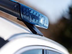 das blaulicht ist an einem einsatzfahrzeug der polizei in waidhaus bayern zu sehen